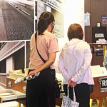 Orang-orang menatap pameran di BCI Equinox Singapore 2022